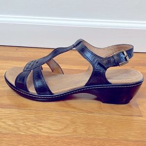 Rockport Size 7.5 Black Sandals with Buckle and Low Heel